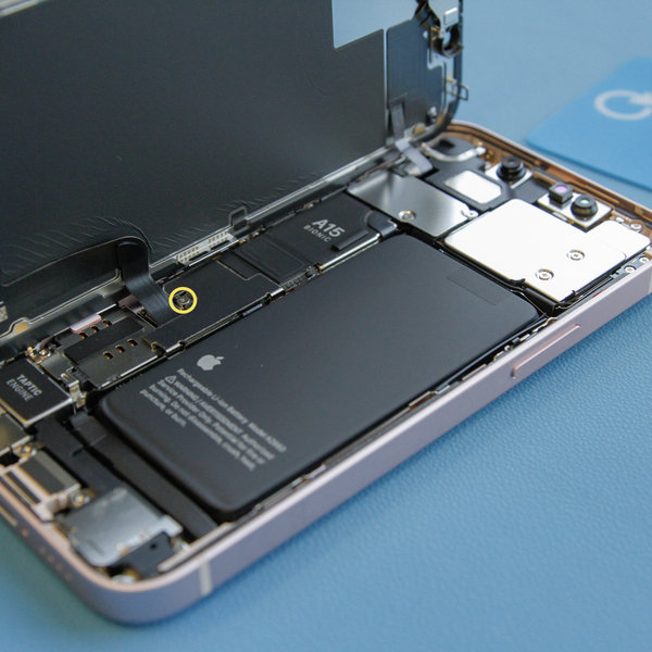 Távolítsa el az akkumulátor csatlakozójának fedelét és a kijelzőt