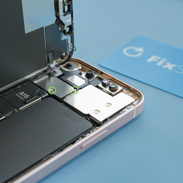 Távolítsa el az elülső érzékelő csatlakozójának fedelét