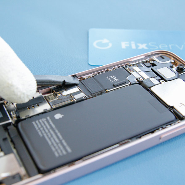 Távolítsa el a régi ragasztót az iPhone szélei mentén