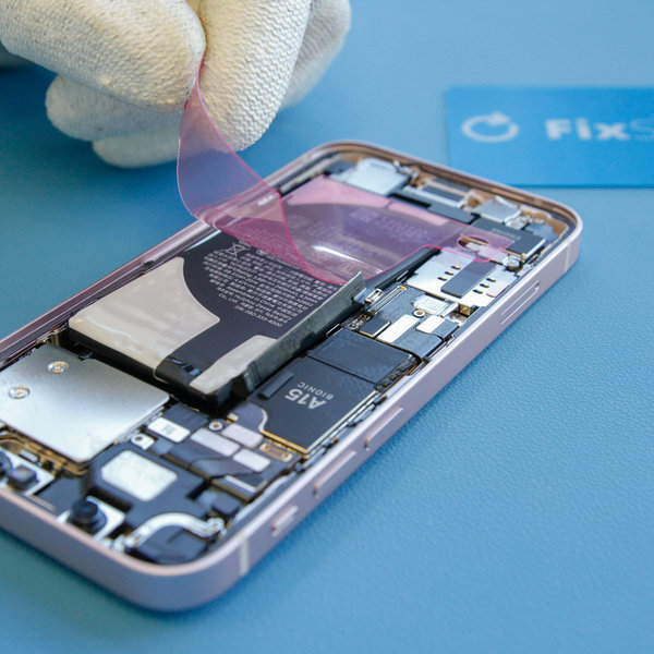 Új ragasztószalag ragasztása az új akkumulátorra