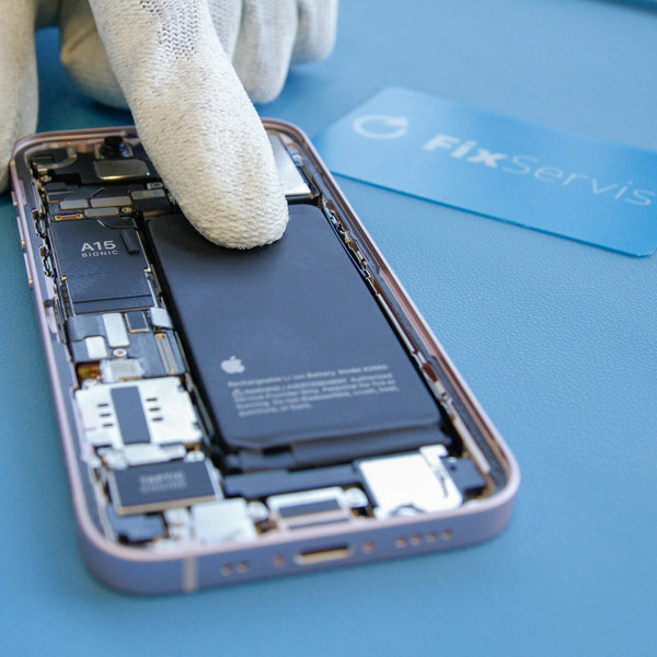 Az új akkumulátor behelyezése