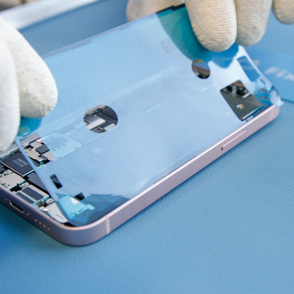 Új ragasztó ragasztása az iPhone szélei körül