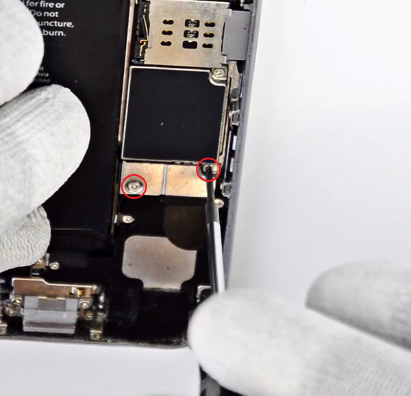 Akkufedél csavarok eltávolítása