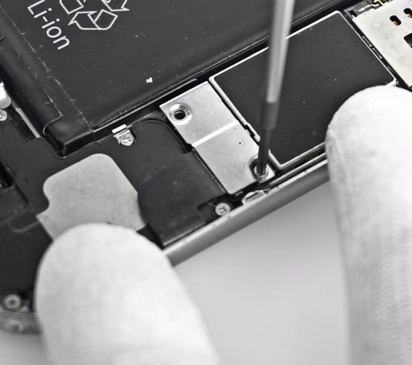 Az akkucsatlakozót védő fémfedél eltávolítása