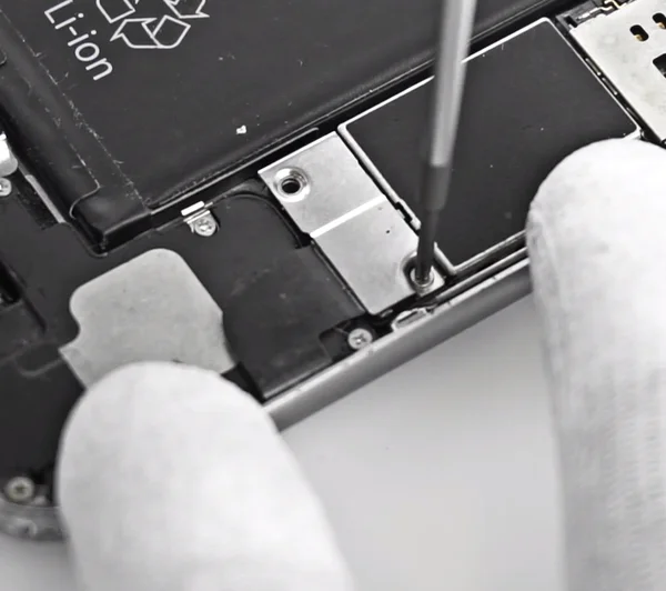 Az akkucsatlakozót védő fémfedél eltávolítása