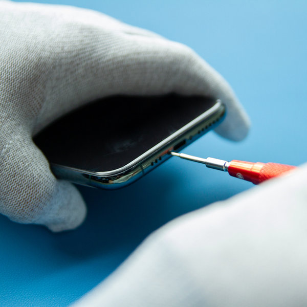 A pentalobe csavarok eltávolítása